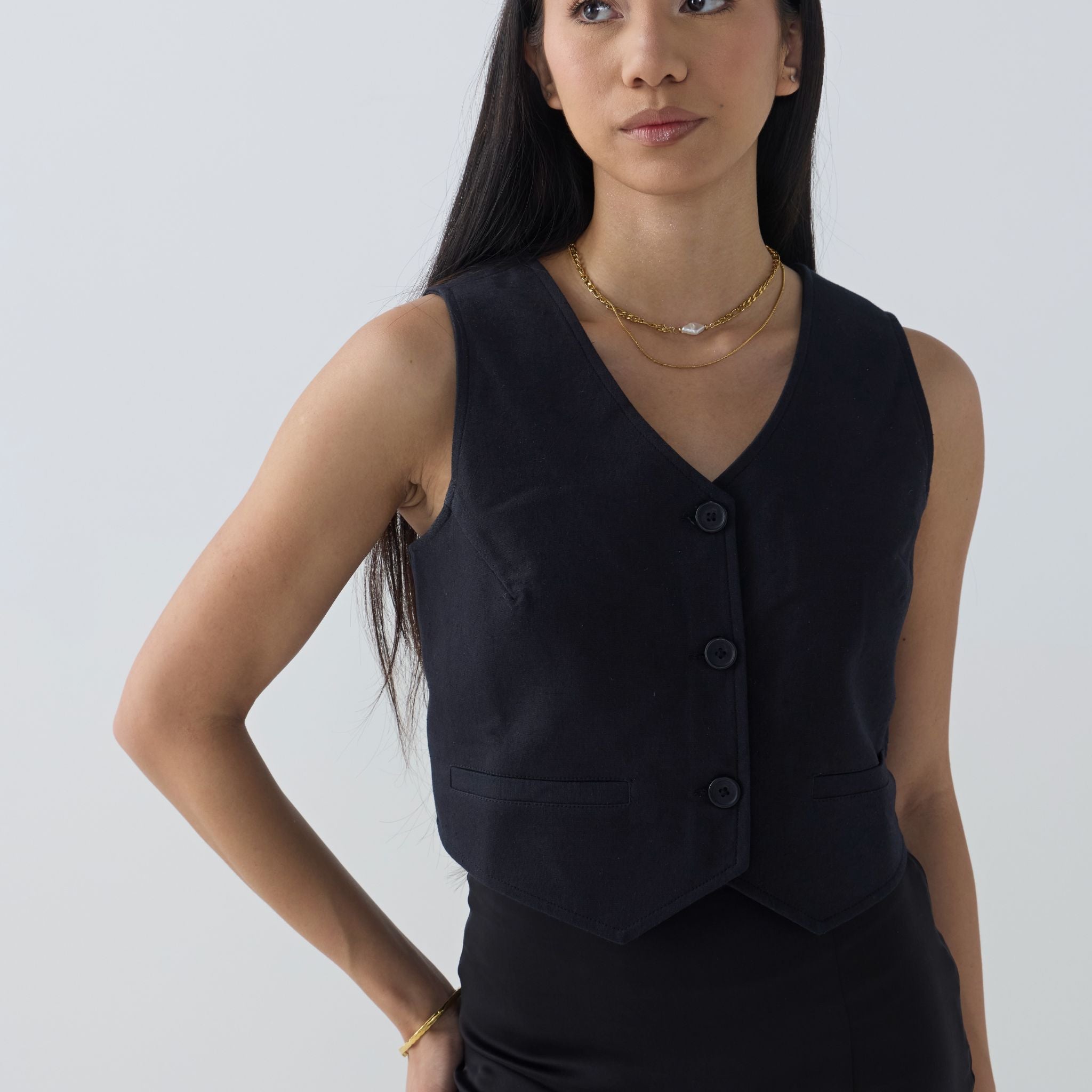 AFYA PETITE Sarah Single-Breasted Waistcoat Cropped in Hemp - Black