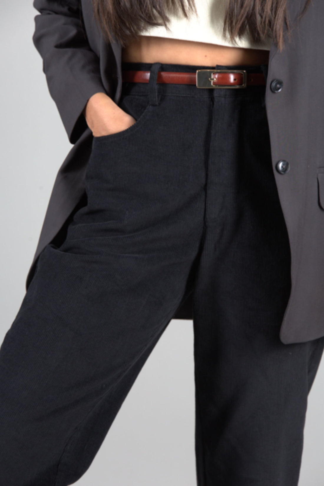 Petite high-waisted beige trousers tailored for short women under 165cm.
90s straight-leg fit designed to elongate the legs, slit detail and stretch waist band for comfort. Model is 160cm. Tailored blue shirt for petites, shown with a crisp, structured silhouette.