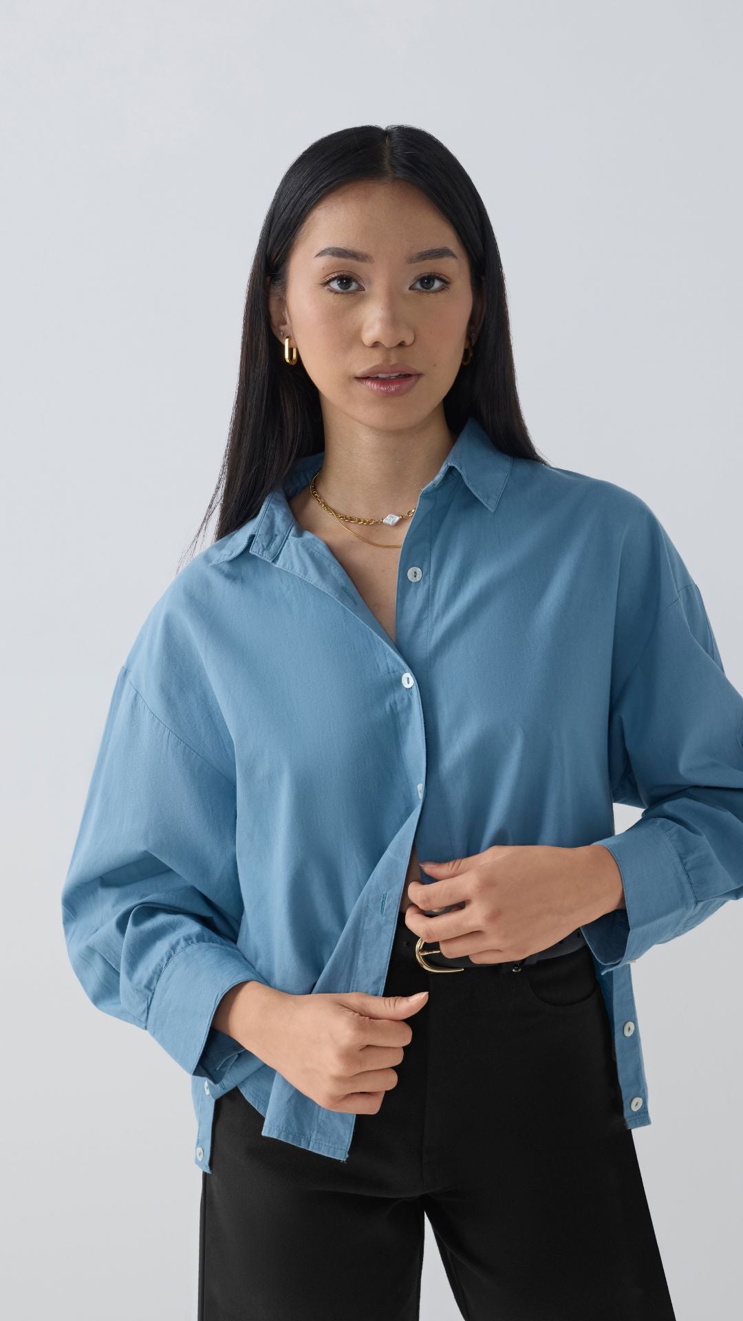 AFYA PETITE Terra poplin shirt – back view, shorter sleeve length designed for petites